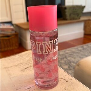 PINK fresh & clean body mist 🤍